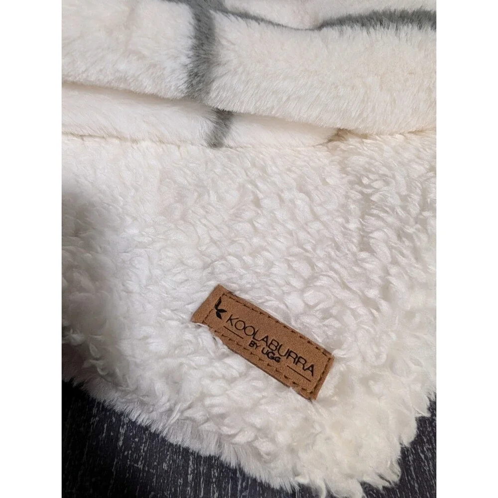 Set Of 2 UGG Koolaburra Gray White Plaid Pillow Cases Faux Shearling Zip 27